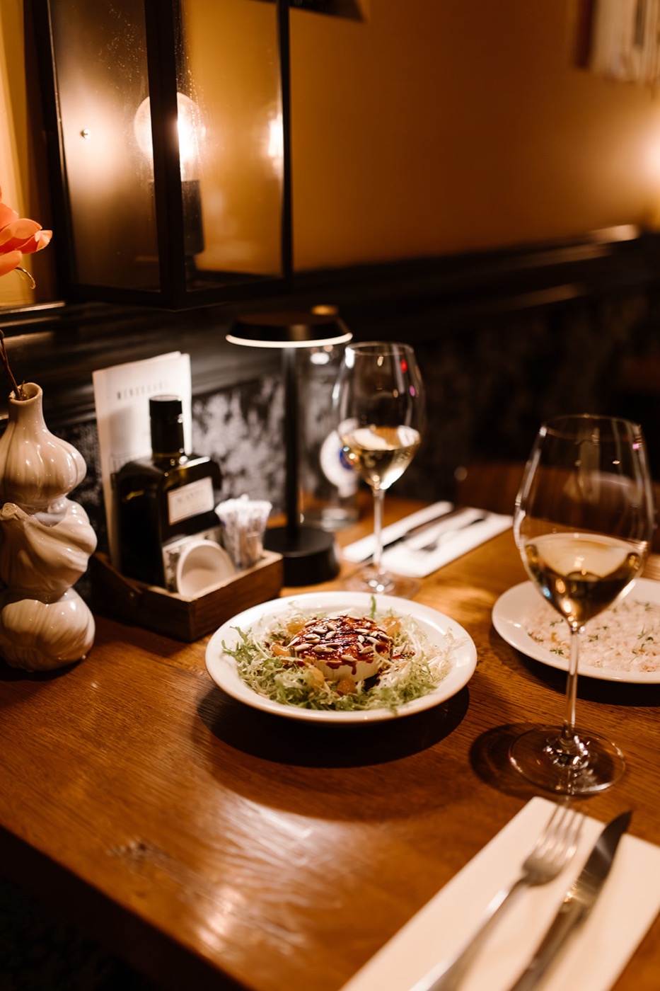 Gerecht met witte wijn in het restaurant