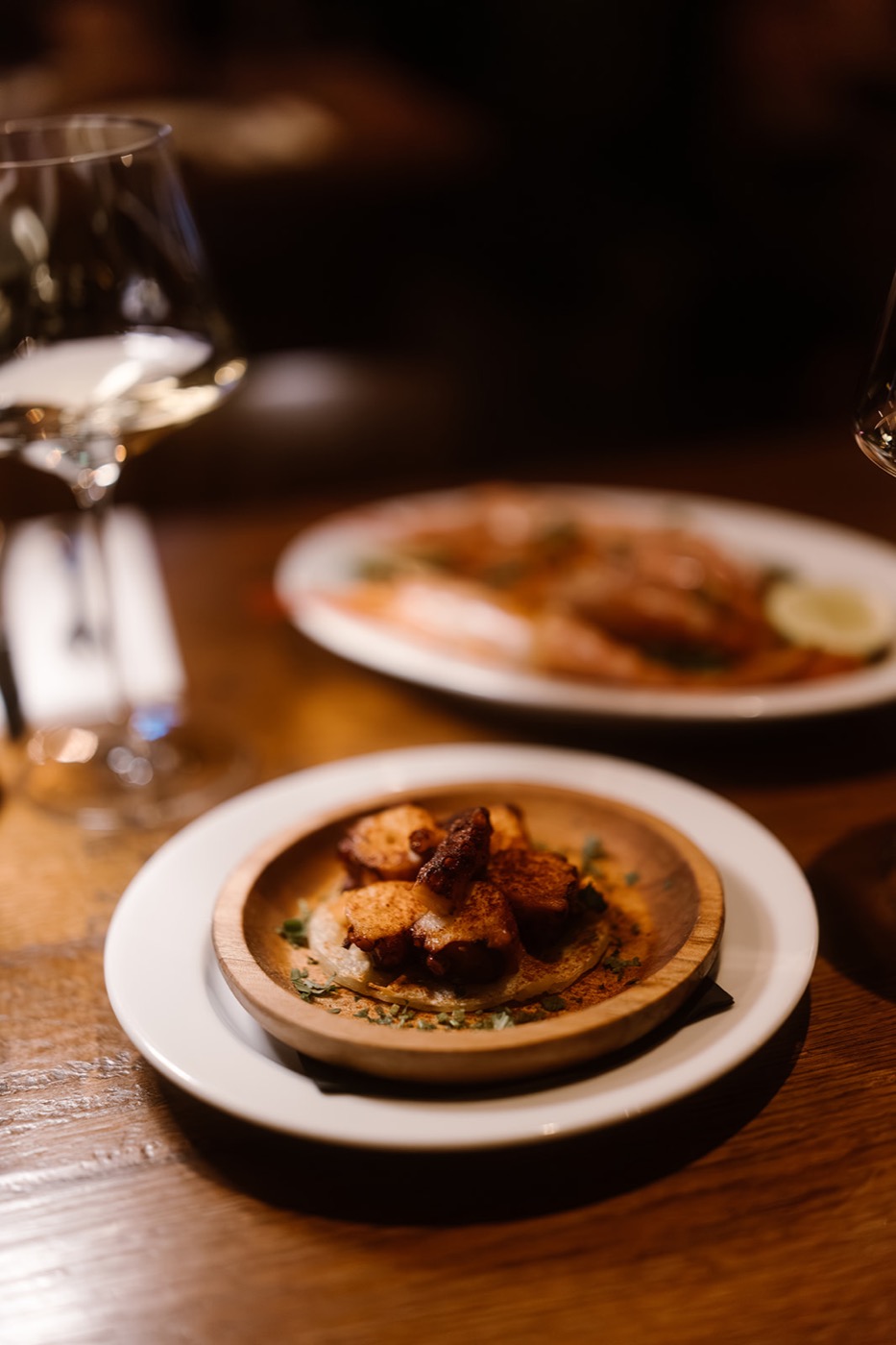 Tapas en bestek op tafel